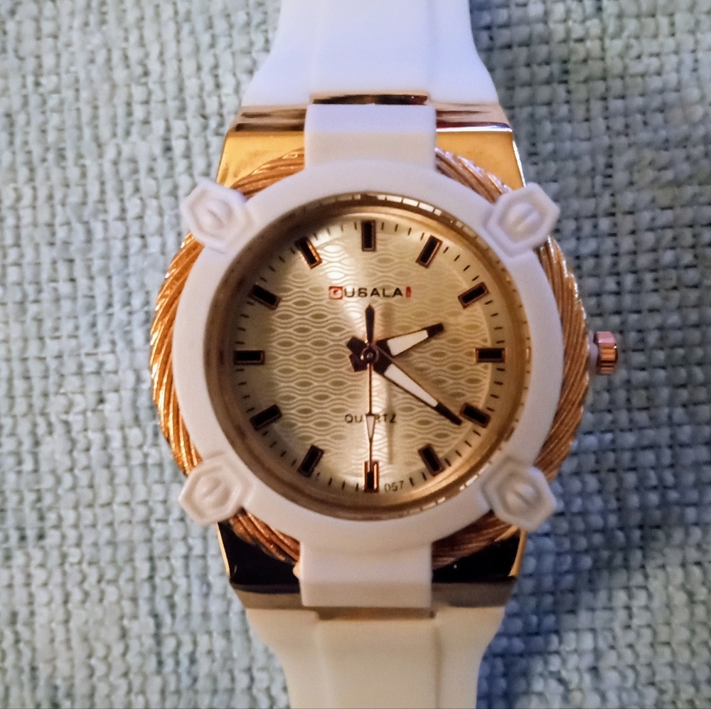 Round pointer quartz wacth